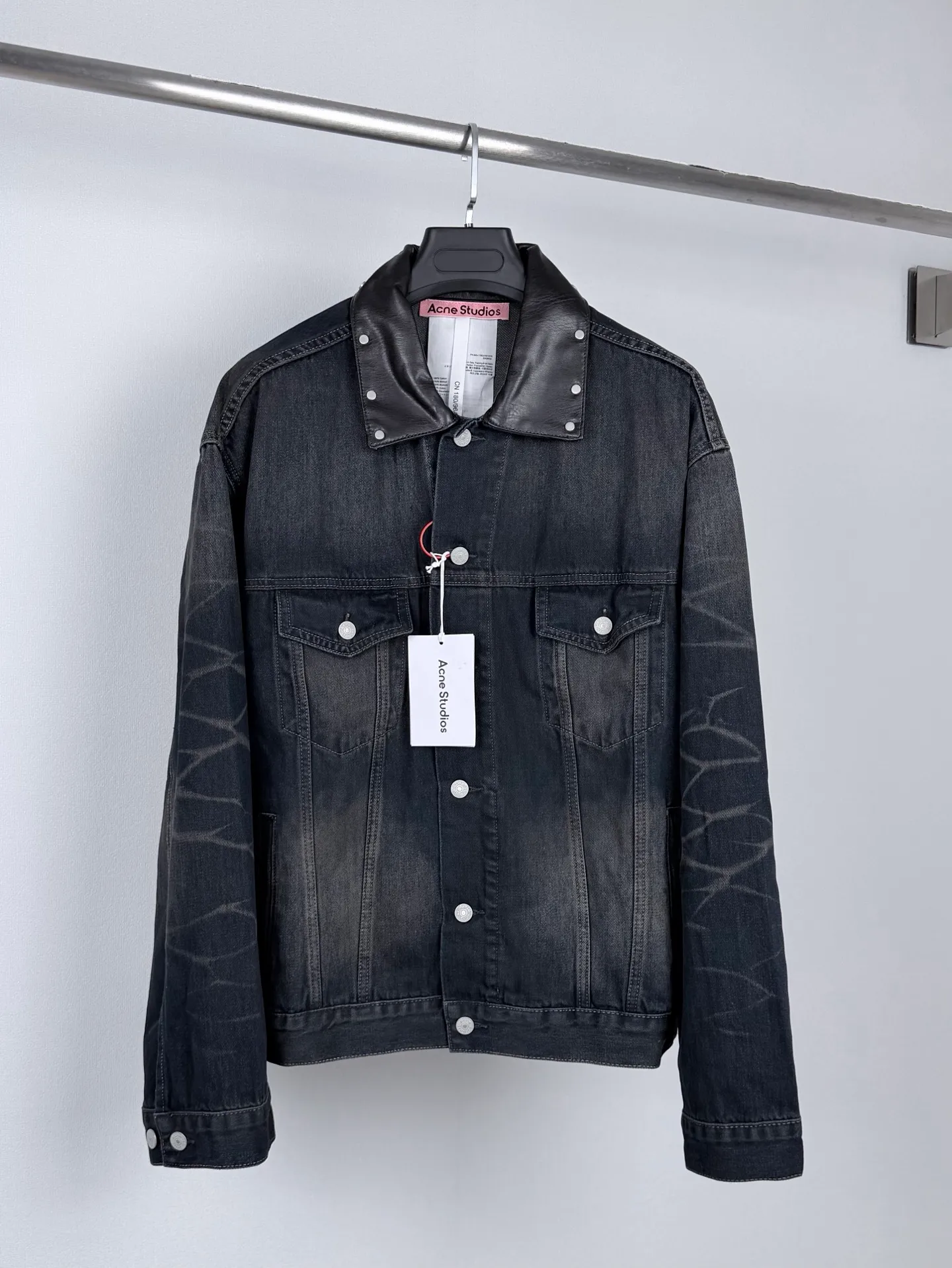Acne Studios embroidered denim jacket, custom-made densely woven cotton denim, has excellent texture, comfortable and close to the skin. It is based on gradient fried blue. It is natural and layered. It is the ultimate expression of Retro aesthetics. The leather on the collar is sublimated, and studs are staggered around the collar, giving it a new interpretation. Acne Studios' bright or dark stitching is jumping and interwoven on the sleeves. It is a miniature presentation of the brand spirit, breaking the monotony and rigidity of traditional denim jackets. With its unique design interpretation, it has become the new favorite of Retro fashion. Process 1: Using imported machine embroidery technology, using advanced computer control systems and precision mechanical components to achieve Acne Studios embroidery operations with high precision and smooth and delicate lines. Process 2: Using multiple sand scrubbers and using high-pressure spray guns to rub in specific parts to achieve a local gradient effect, and then use frosting technology to create a unique texture pattern. The workmanship is extremely complex, time-consuming and labor-intensive. Process 3: Electrolytic Dark Blue➕Stone Mill Enzyme Washing Process Prioritizes the use of electrochemical reaction to change the color of the fabric. Then mix the fabric with abrasives through a grinder and clean it with hot water to achieve a specific washing effect. Accessories: Customized 1:1 Acne rivets Customized 1:1 Acne I-buckle Customized 1:1 Acne trademark Version: Loose version Size: S M L XL